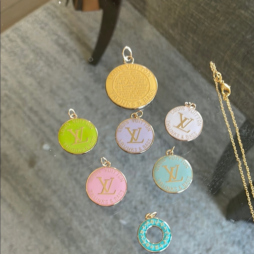 Louis Vuitton Colorful zipper pulls. The trunk and bags charm’s. Pic one.